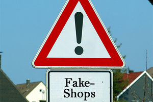Verkehrsschild: Achtung, Fake-Shops; Bild: find-das-Bild.de/Michael Schnell