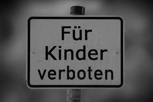 Schild: "Für Kinder verboten"; Bild: Find-das-Bild.de / Michael Schnell