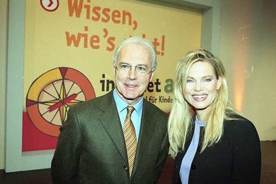 Fußballprominenz Franz Anton Beckenbauer und Fernsehmoderatorin Nina Ruge; Bild: Bertelsmann Stiftung / Marc Darchinger