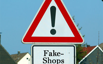 Straßenschild "Achtung: Fake-Shops"; Bild: Internet-ABC