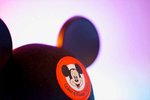 Mickey Mouse Kappe in schwarz und orange; Foto: Brian McGowan auf Unsplash 
