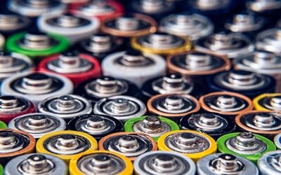 Braune, grüne und blaue Batterien; Bild: Roberto Sorin auf Unsplash