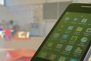 Smartphone im Klassenzimmer; Bild: Internet-ABC