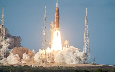 Start der Artemis II; Bild: NASA/Brandon Hancock
