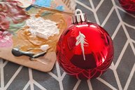 Tannenzweige werden auf die Kugel gemalt; Bild: Internet-ABC Tannenzweige werden auf die Kugel gemalt; Bild: Internet-ABC