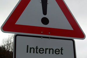 Schild: Achtung, Internet! Bild: Find-das-Bild.de / Michael Schnell