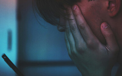 Mann hält Smartphone in Nahaufnahme; Bild: Adrian Swancar auf Unsplash