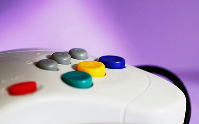 Weißer Gamecontroller mit bunten Tasten; Bild: Adam Valstar auf Unsplash