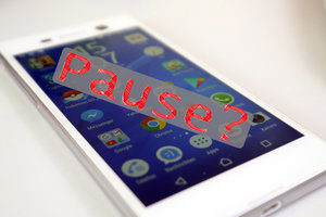 Smartphone mit Aufschrift: "Pause?"; Bild: Internet-ABC