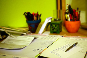 Schreibtisch einer Schülerin; Bild: Internet-ABC 