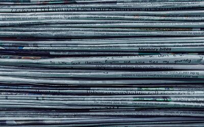 Stapel Zeitungen; Bild: Utsav Srestha auf Unsplash