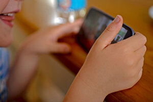 Kind am Smartphone; Bild: Internet-ABC Kind am Smartphone; Bild: Internet-ABC