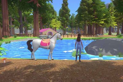 Spielfigur und Pferd stehen an einem See im Spiel "Barbie™ Reitwege"; Bild: Outright Games