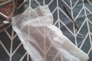 Weißer Stoff mit Stecknadel; Bild: Internet-ABC Weißer Stoff mit Stecknadel; Bild: Internet-ABC