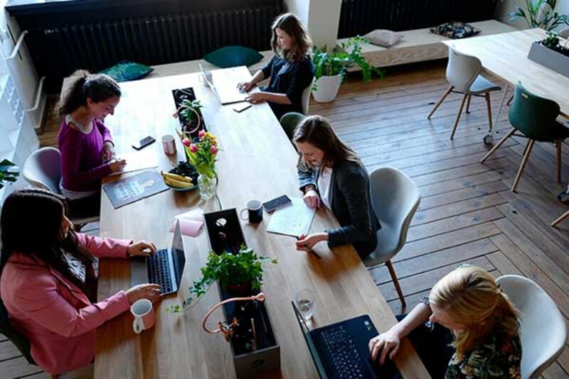 Frauen am Schreibtisch; Foto: CoWomen auf Unsplash Frauen am Schreibtisch; Foto: CoWomen auf Unsplash