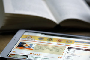 Tablet und ein Buch; Bild: Internet-ABC