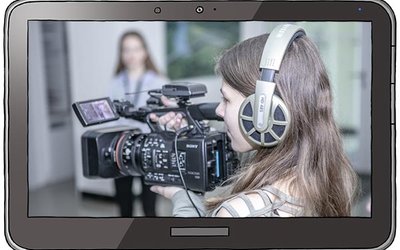 Mädchen mit Filmkamera im WDR Studio