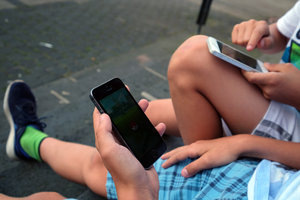 Kinder mit Smartphone; Bild: Find-das-Bild.de / Michael Schnell