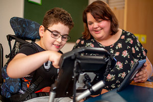 Digital-inklusives Lernen mit Kind im Rollstuhl