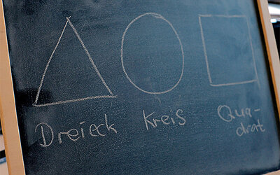 Formen auf einer Tafel; Bild: Find-das-Bild.de / Michael Schnell
