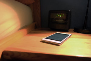 Smartphone am Bett; Bild: Internet-ABC