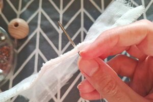 Nadel wird mittig durch den Stoff gestochen; Bild: Internet-ABC Nadel wird mittig durch den Stoff gestochen; Bild: Internet-ABC