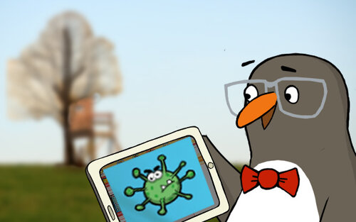 Eddie mit einem Tablet vor dem Baumhaus; Bild: Internet-ABC