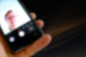 Smartphone-Selfie mit Sternenhimmel im Hintergrund; Bilder: Internet-ABC und Find-das-Bild.de/Michael Schnell