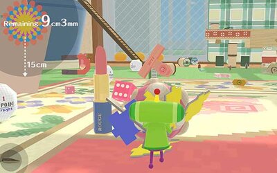 Figur schiebt einen Haufen mit Gegenständen im Spiel "We Love Katamari Reroll + Royal Reverie"; Bild: Namco Bandai