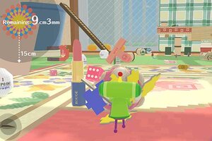 Figur schiebt einen Haufen mit Gegenständen im Spiel "We Love Katamari Reroll + Royal Reverie"; Bild: Namco Bandai