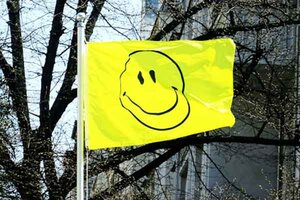 Gelb-schwarze Flagge auf weißer Stange; Bild: Sabine Sarikaya auf Unsplash