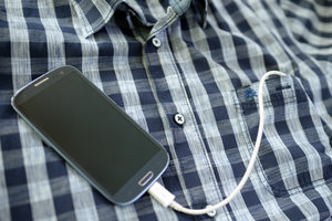 Hemd und Smartphone-Anschluss; Bild: Internet-ABC