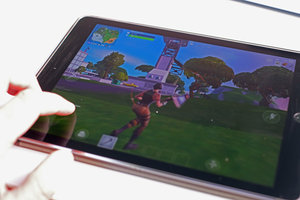 Fortnite spielen auf dem Tablet; Bild: Internet-ABC