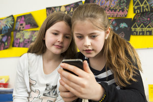 Zwei Mädchen am Smartphone; Bild: VOX/Völkner