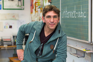Guido Hammesfahr in der Grundschule; Bild: FOX/Völkner