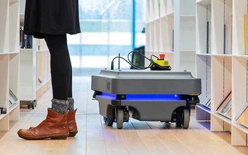 Roboter Veera hilft bei der Büchersuche