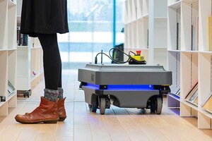 Roboter Veera hilft bei der Büchersuche