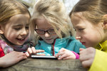 Drei Kinder am Smartphone