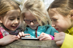 Kinder am Smartphone; Bild: FOX/Völkner