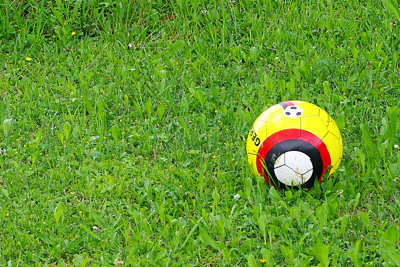 Fußball auf grünem Rasen; Bild: Internet-ABC