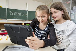 Zwei Mädchen vor einem Tablet; Bild: Völkner, FOX