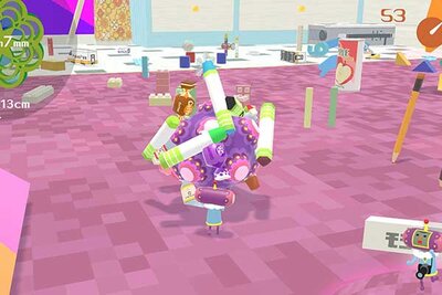 Figur schiebt Stifte und andere Objekte im Spiel "We Love Katamari Reroll + Royal Reverie"; Bild: Namco Bandai