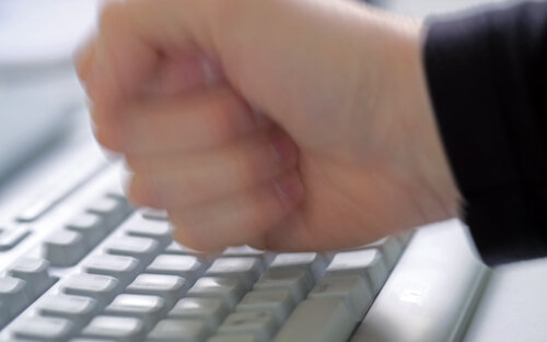 Faust auf Tastatur; Bild; Internet-ABC