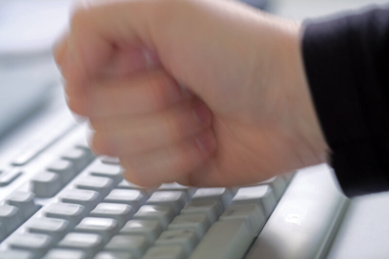 Faust auf Tastatur; Bild; Internet-ABC Faust auf Tastatur; Bild; Internet-ABC