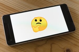 Schwarzes Smartphone mit gelbem Emoji eingeschaltet; Bild: Markus Winkler auf Unsplash