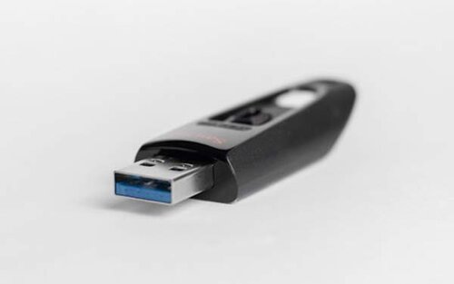 Schwarzer USB-Stick; Bild: Sara Kurfeß auf Unsplash