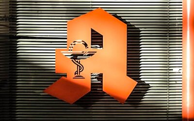 Apothekenschild mit "A" auf einem Fenser.