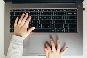Kinderhände tippen auf einer Laptoptastatur; Bild: Vlad Deep auf Unsplash Kinderhände tippen auf einer Laptoptastatur.