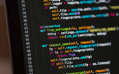 Computer mit Code; Bild: Chris Ried auf Unsplash