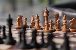 Ein Schachbrett mit einer Schachfigur; Bild: Denis Volkov auf Unsplash Ein Schachbrett mit einer Schachfigur; Bild: Denis Volkov auf Unsplash